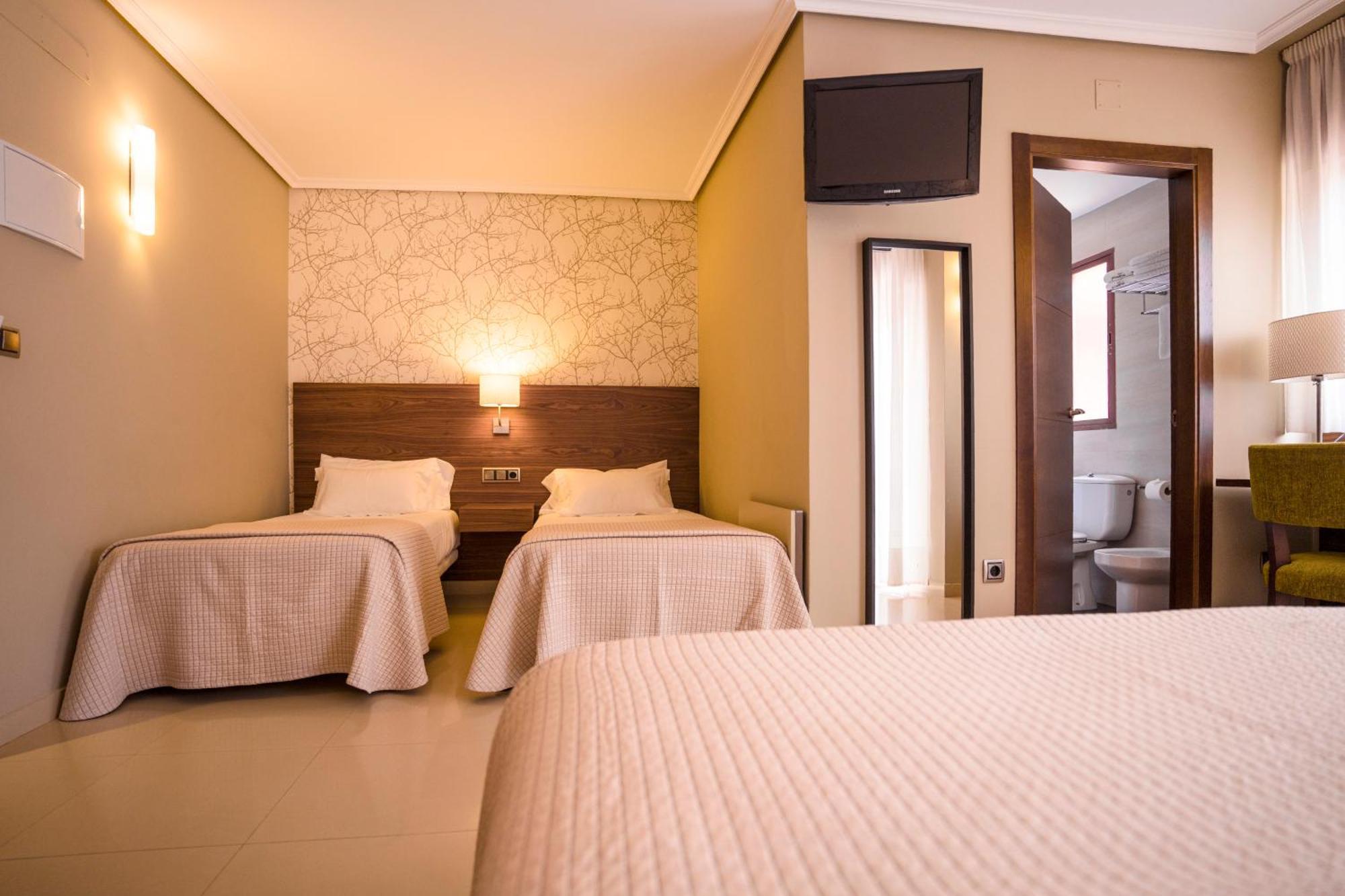 Hotel Piramide Portonovo Rum bild